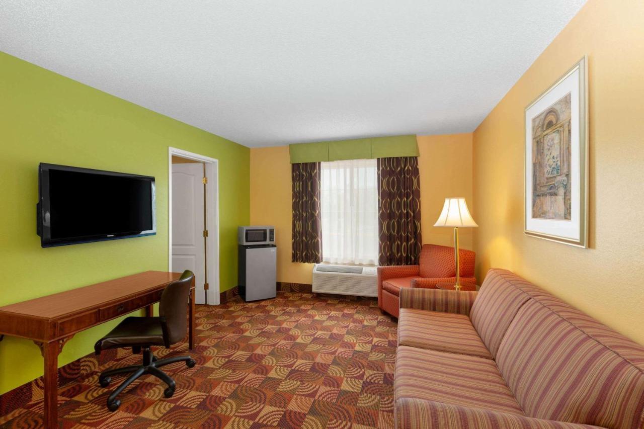 Eldon Super 8 By Wyndham Lake Of The Ozarks מראה חיצוני תמונה