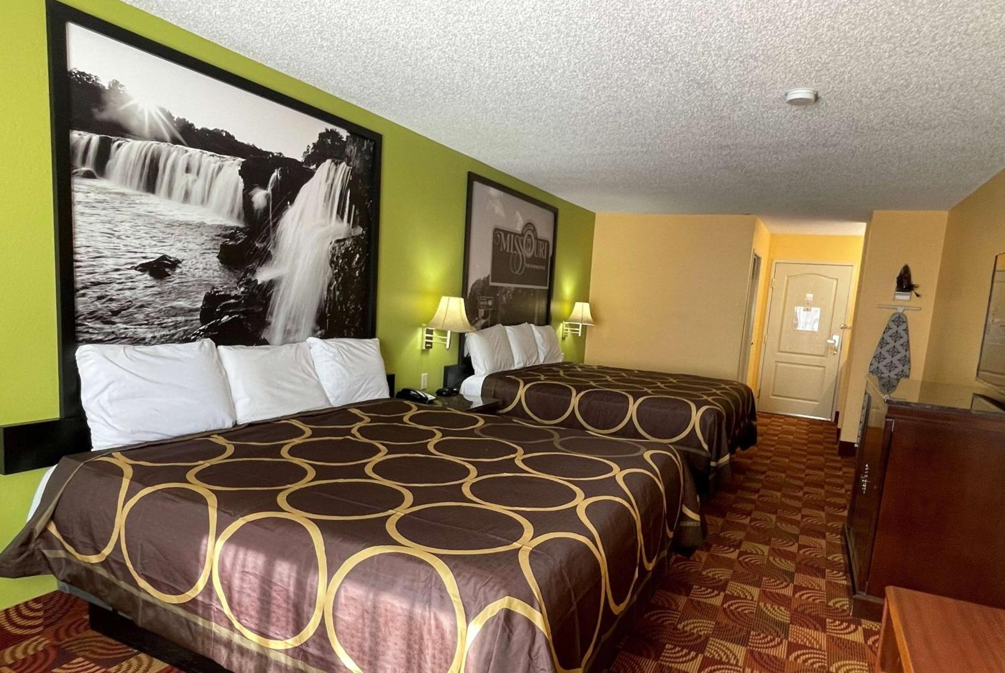 Eldon Super 8 By Wyndham Lake Of The Ozarks מראה חיצוני תמונה