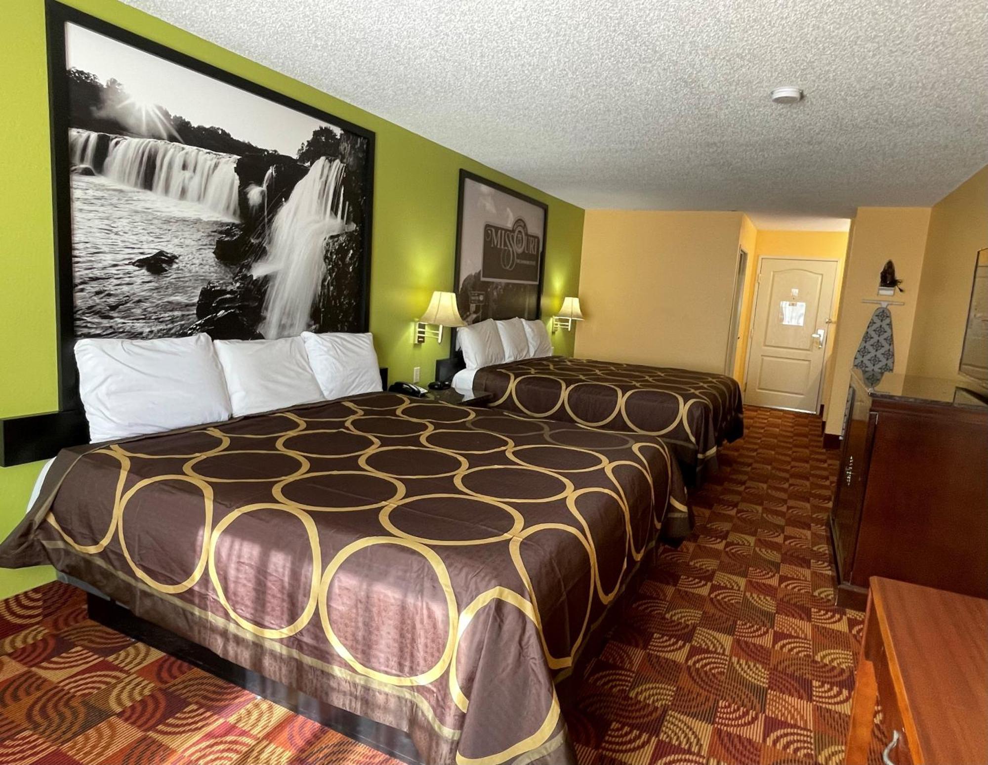 Eldon Super 8 By Wyndham Lake Of The Ozarks מראה חיצוני תמונה