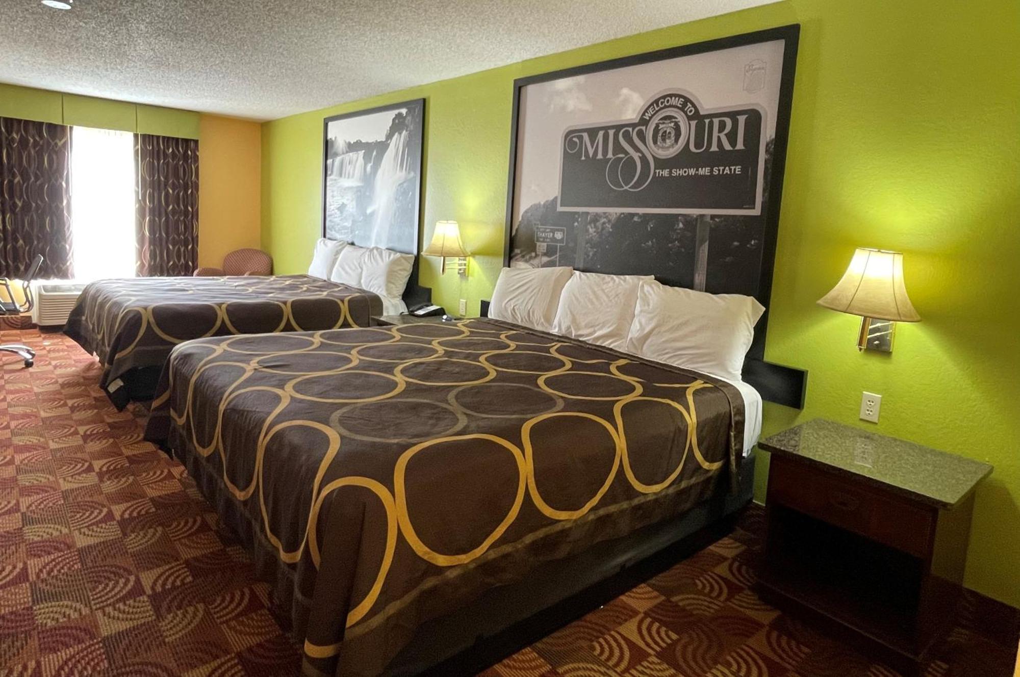 Eldon Super 8 By Wyndham Lake Of The Ozarks מראה חיצוני תמונה