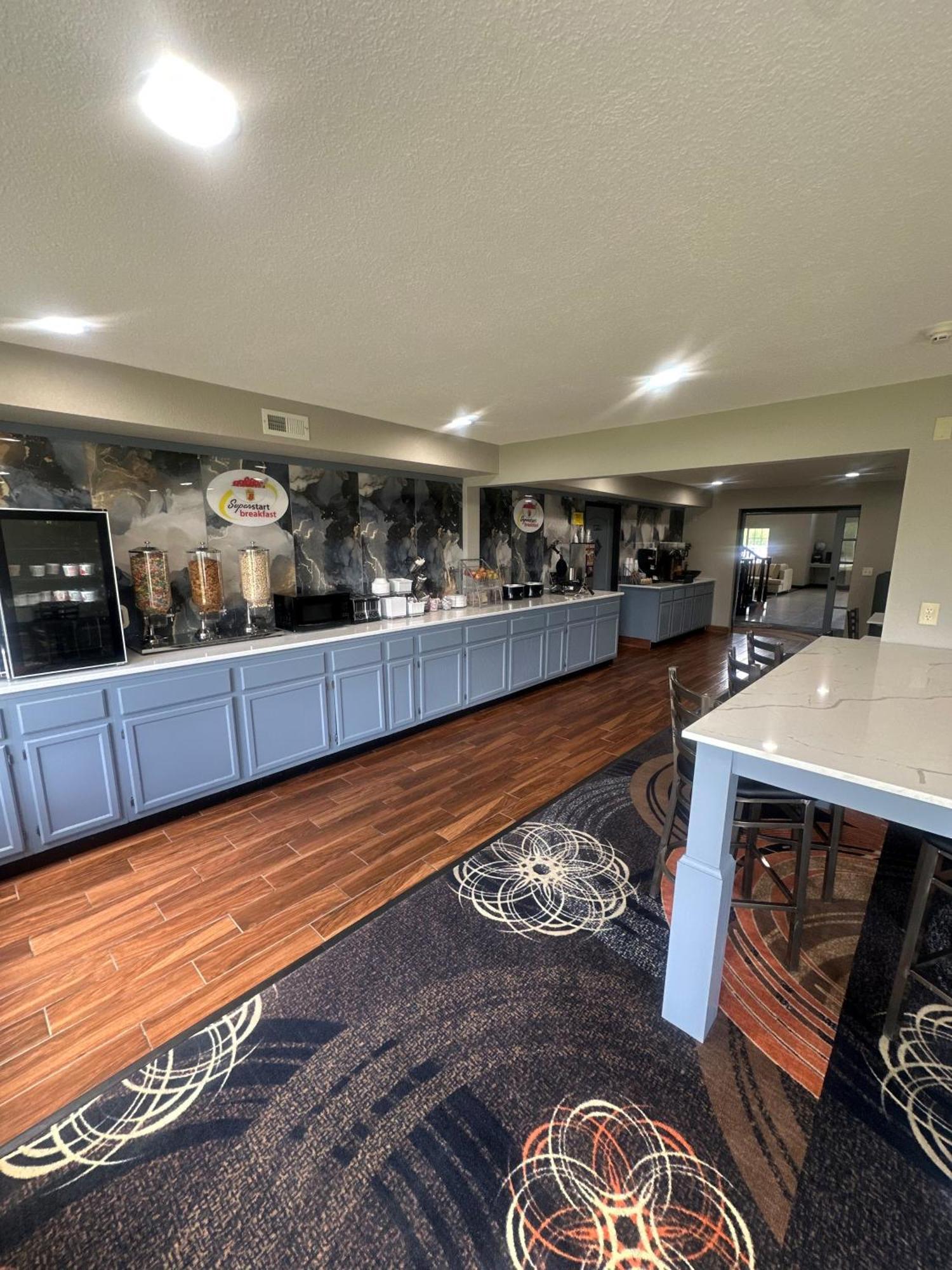 Eldon Super 8 By Wyndham Lake Of The Ozarks מראה חיצוני תמונה