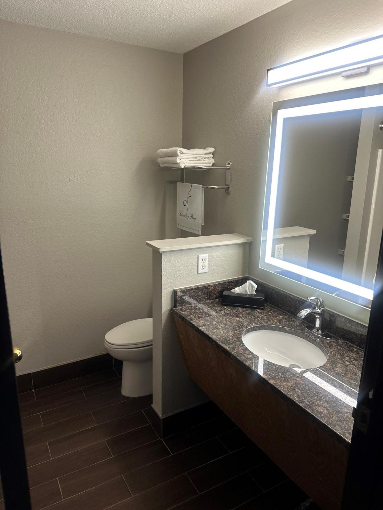 Eldon Super 8 By Wyndham Lake Of The Ozarks מראה חיצוני תמונה