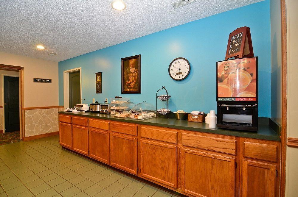 Eldon Super 8 By Wyndham Lake Of The Ozarks מראה חיצוני תמונה