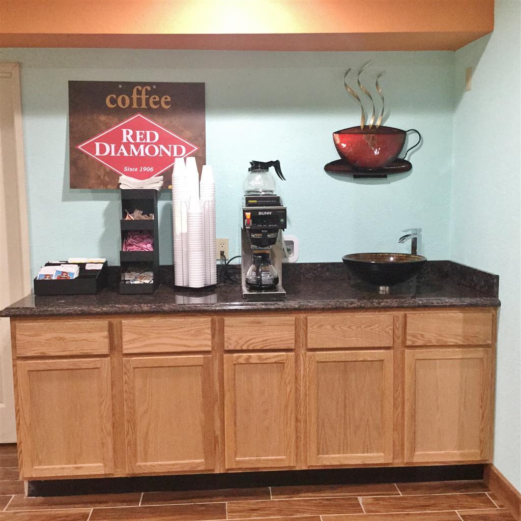 Eldon Super 8 By Wyndham Lake Of The Ozarks מתקנים תמונה