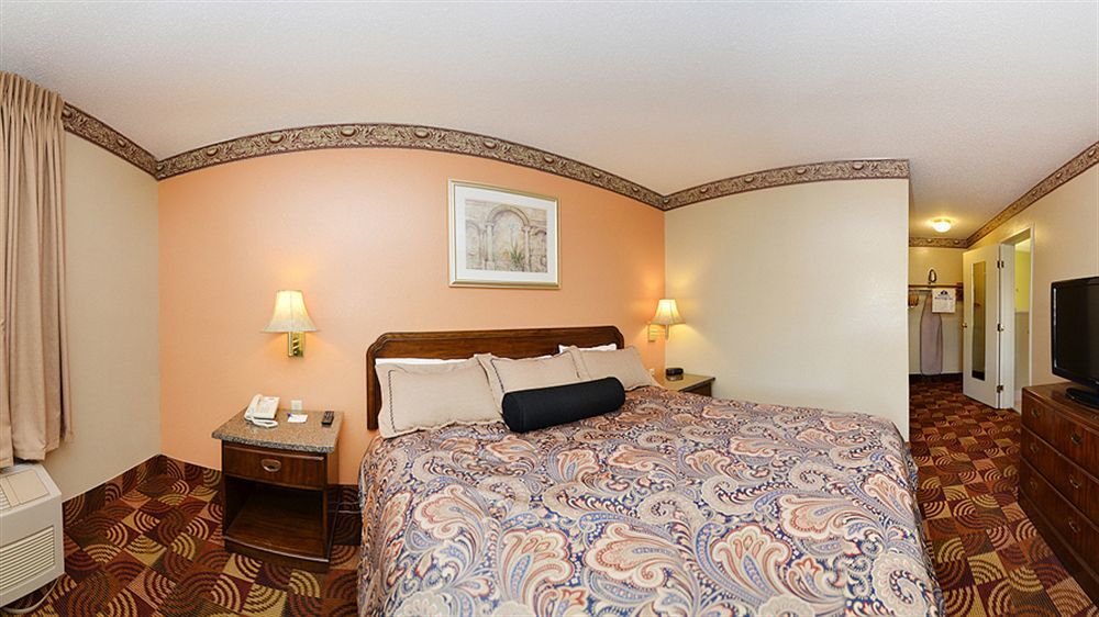 Eldon Super 8 By Wyndham Lake Of The Ozarks מראה חיצוני תמונה