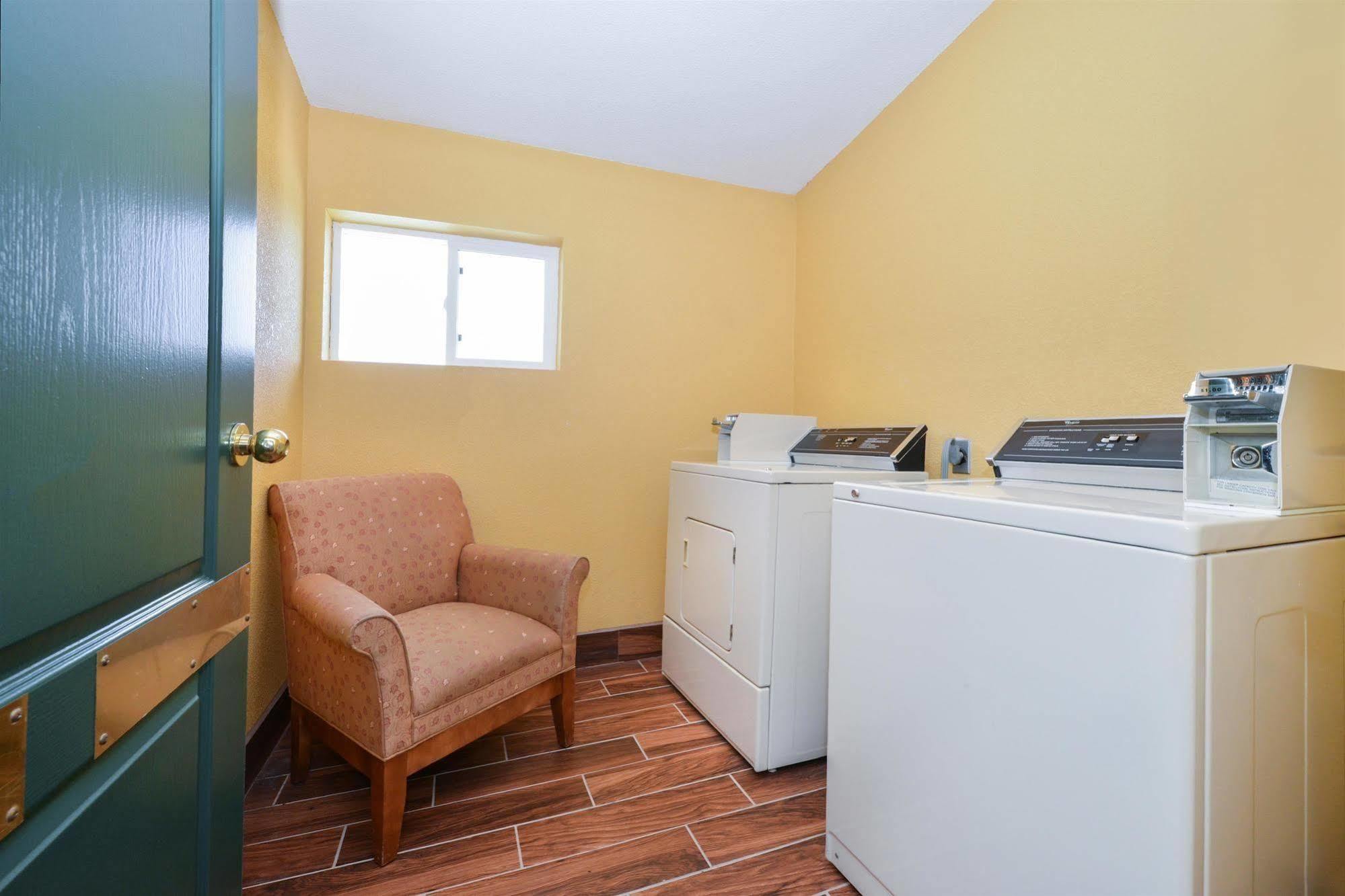 Eldon Super 8 By Wyndham Lake Of The Ozarks מראה חיצוני תמונה