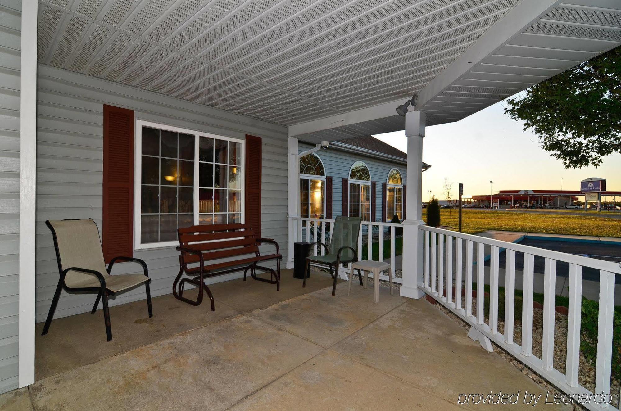Eldon Super 8 By Wyndham Lake Of The Ozarks שירותים תמונה