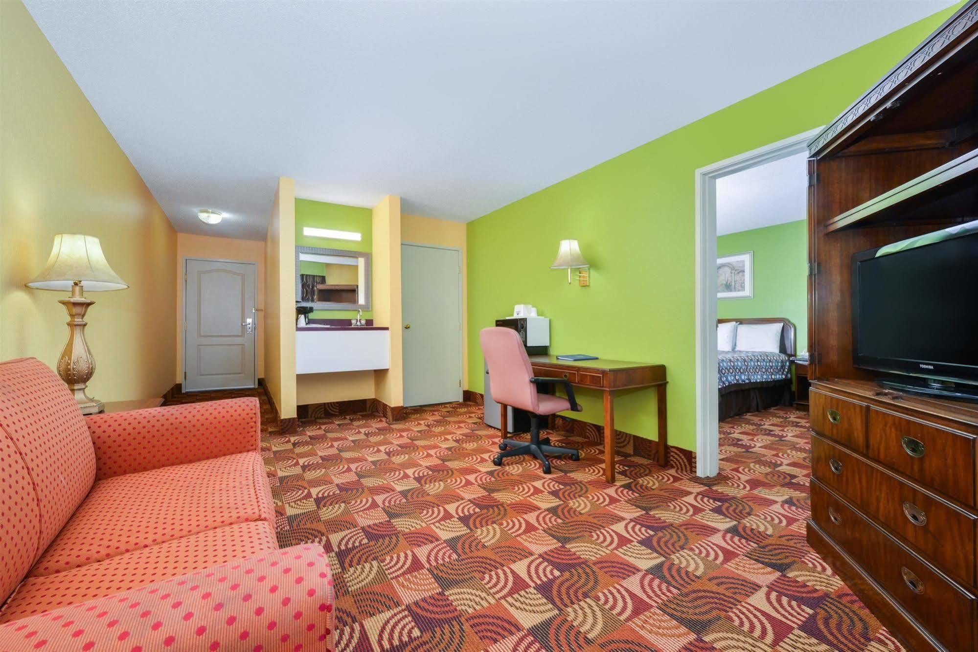 Eldon Super 8 By Wyndham Lake Of The Ozarks מראה חיצוני תמונה
