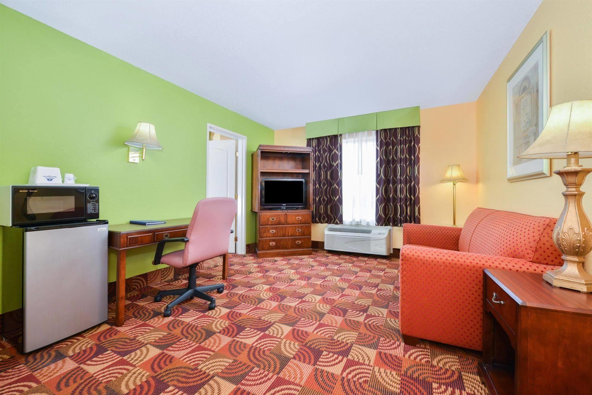 Eldon Super 8 By Wyndham Lake Of The Ozarks מראה חיצוני תמונה